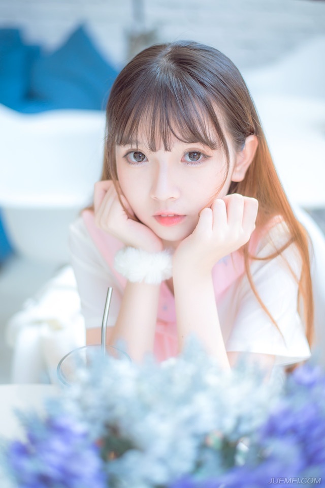 我避开无事时过分热络的友谊，这使我少些负担和承诺。我不多说无谓的闲言，这使我觉得清畅。------我尽可能不去缅怀往事，因为来时的路不可能回头。我当心的去爱别人，因为比较不会泛滥。我爱哭的时候便哭，想笑的时候便笑，只要这一切出于自然。我不求深刻，只求简单。——三毛《送你一匹马》